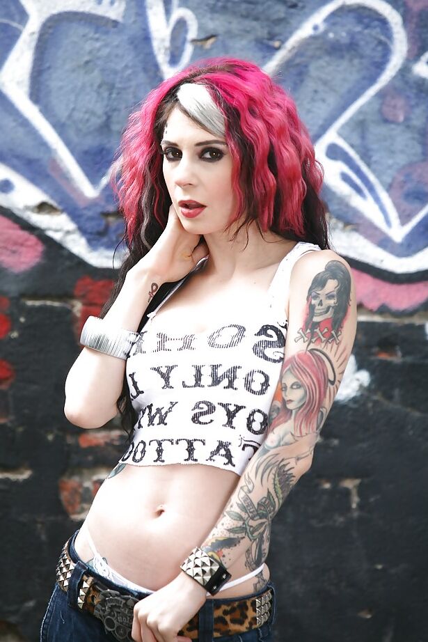 14P amadora estilo rock Joanna Angel com tatuagens e penteado gostoso