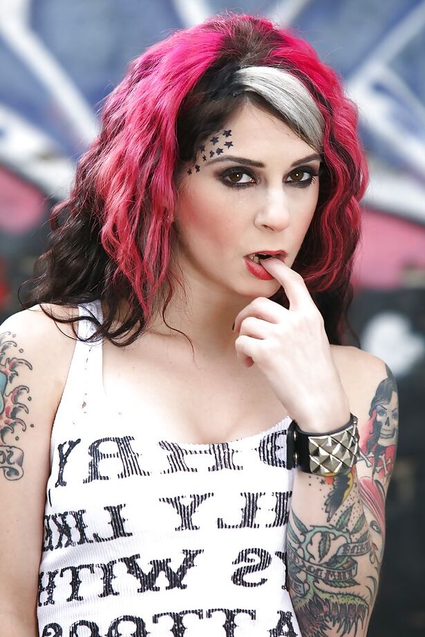 14P amadora estilo rock Joanna Angel com tatuagens e penteado gostoso