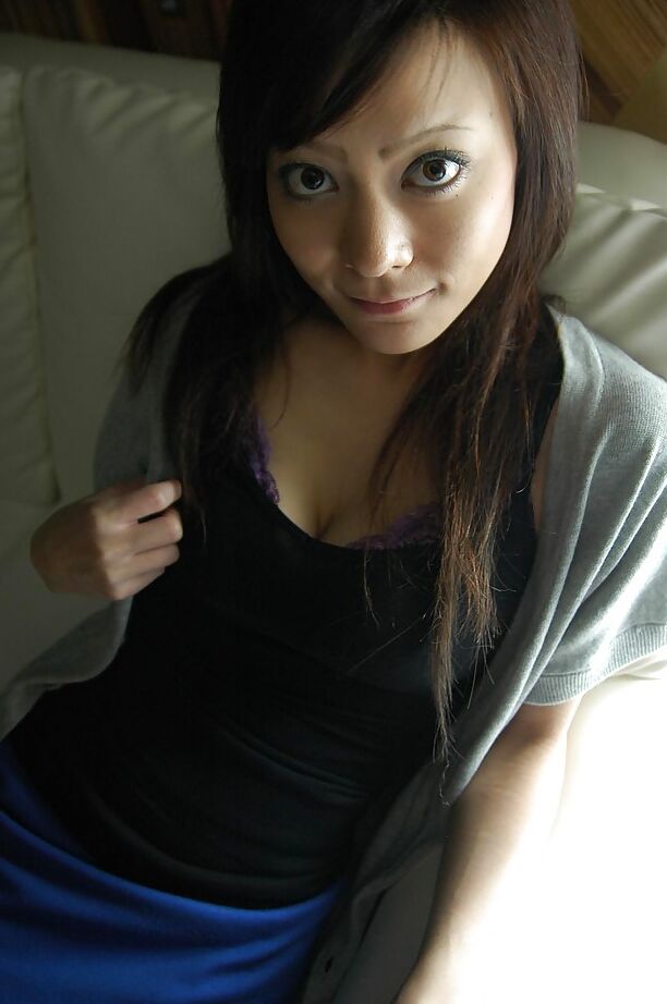 16P La morena asiática Kazumi quiere mostrar su impresionante coño y culo