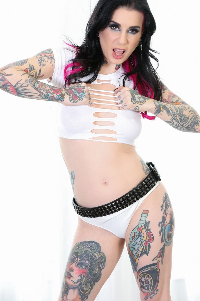 17P La mujer muy tatuada Joanna Angel se libera de su ropa