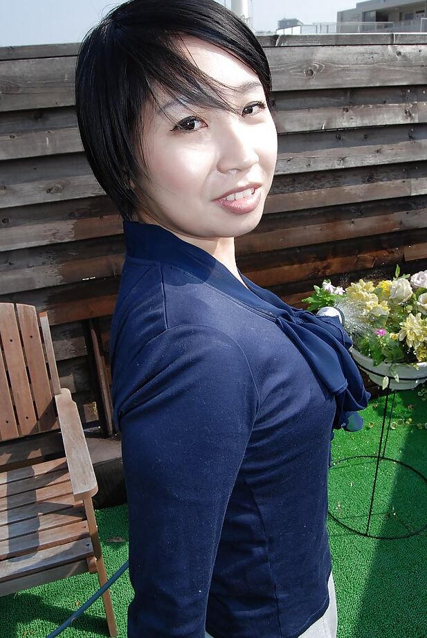 16P Une séance de pose en plein air révèle la chatte poilue de la sexy asiatique Kanako Kimura
