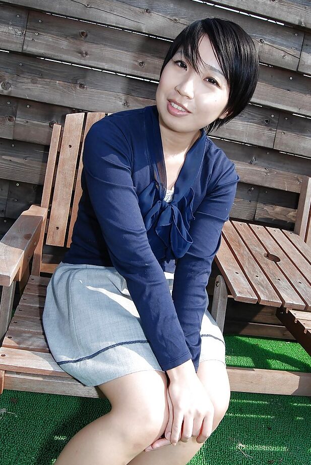 16P Une séance de pose en plein air révèle la chatte poilue de la sexy asiatique Kanako Kimura