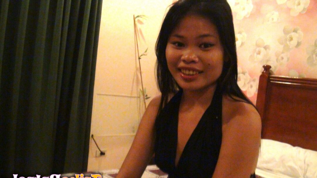 15P Une bargirl philippine torride baise un touriste pendant qu'elle n'est pas en service