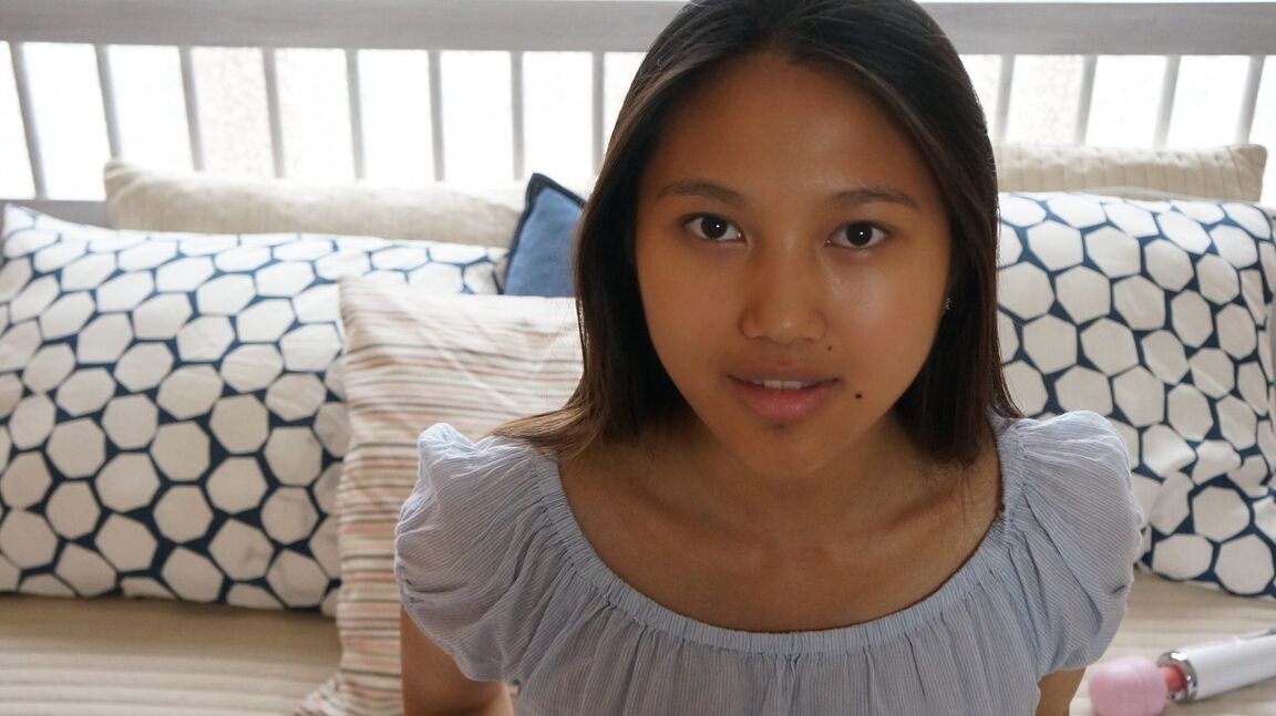 17P La petite asiatique May Thai utilise différents vibromasseurs pour se faire jouir