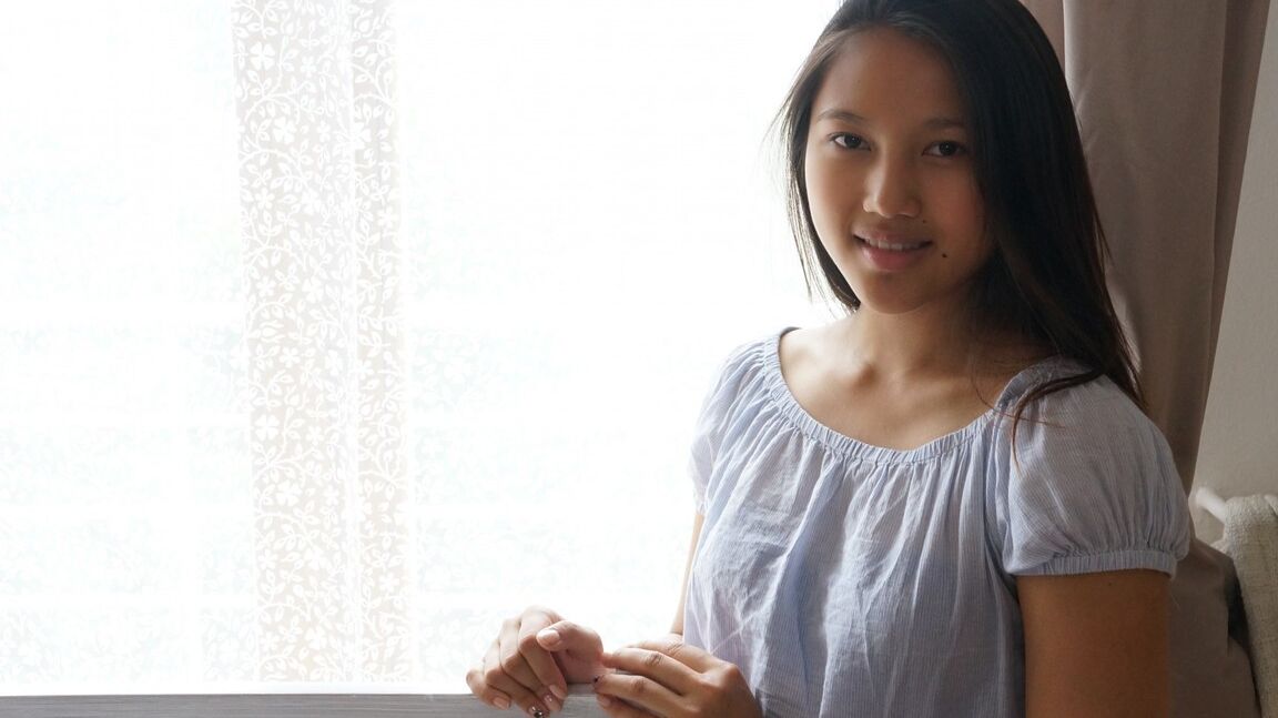 17P La petite asiatique May Thai utilise différents vibromasseurs pour se faire jouir