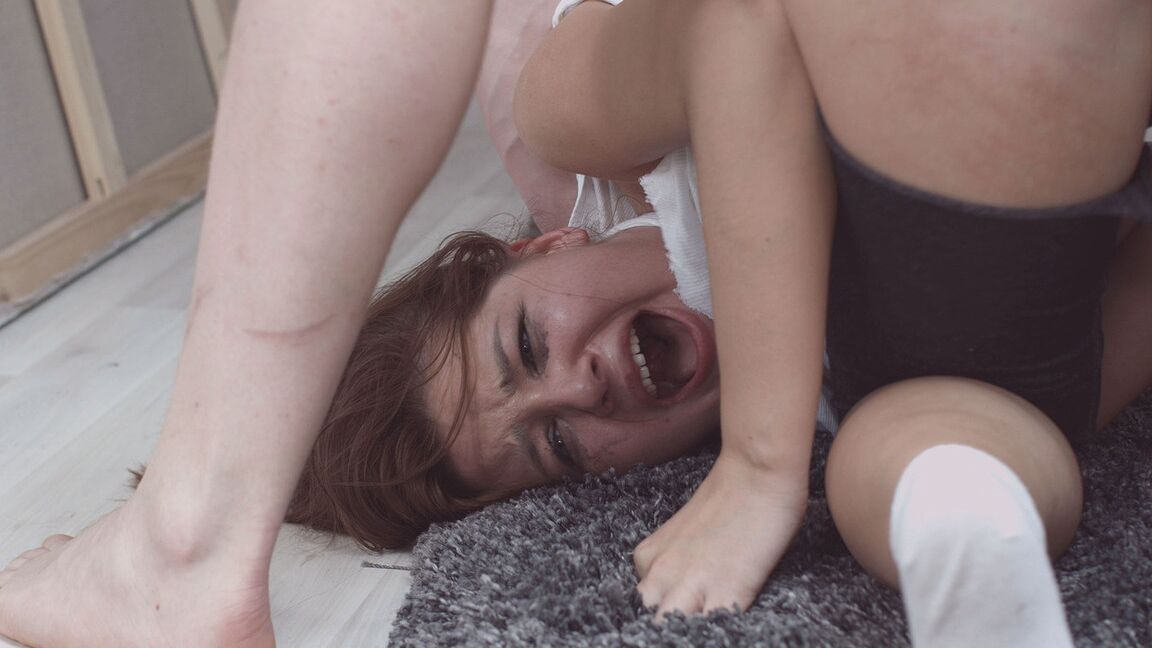 15P A adolescente Lappi Sy leva gozada no rosto após sexo anal doloroso
