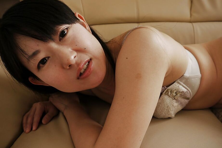 16P asiatische MILF Ayane Ikeuchi in Strumpfhosen masturbiert haarige Muschi