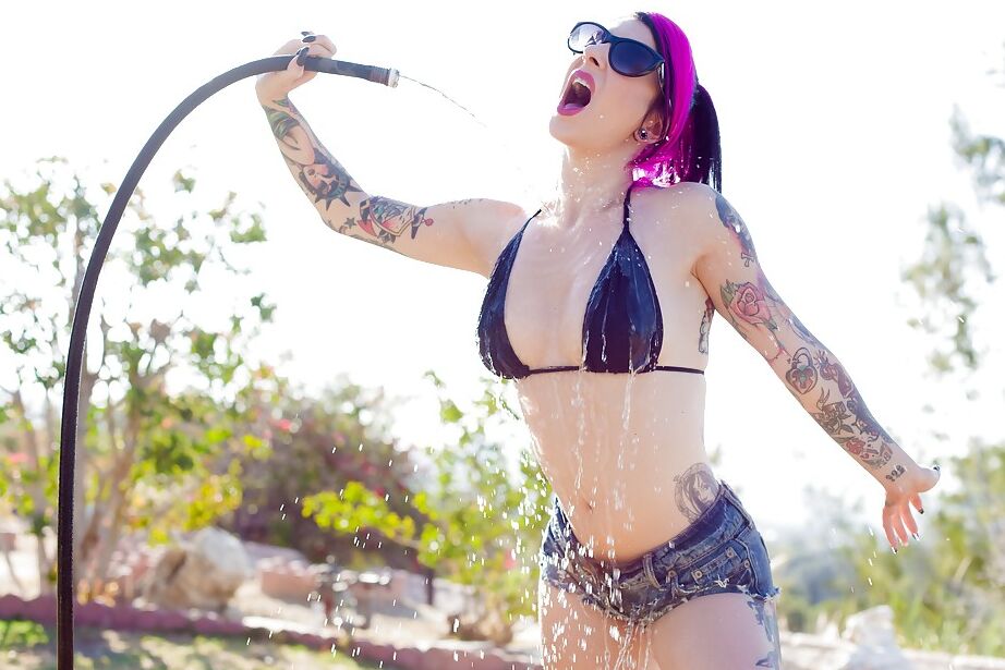 16P Amadora tatuada Joanna Angel molhando peitos grandes de MILF em óculos de sol