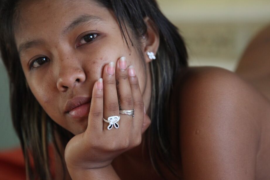 18P A atraente adolescente filipina Trixie tira a roupa para modelar nua