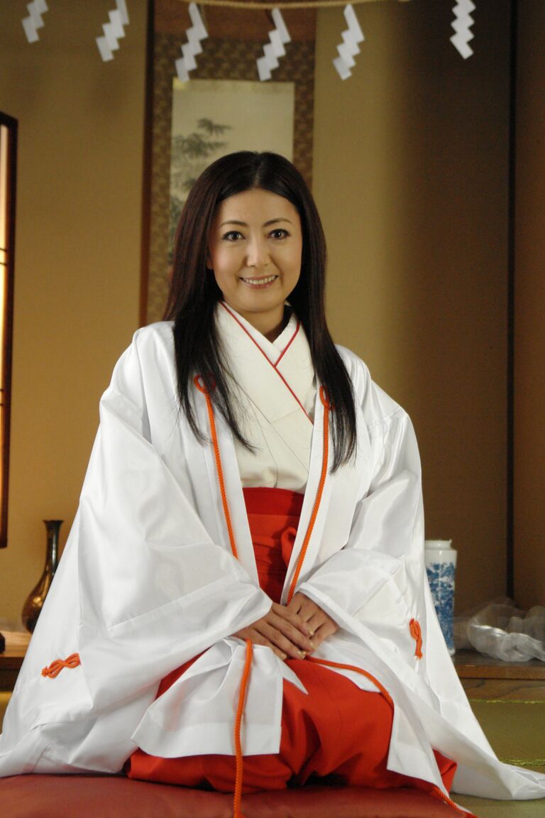 20P La belle Ayano Murasaki en kimono donne une tête épique et prend une éjaculation orale