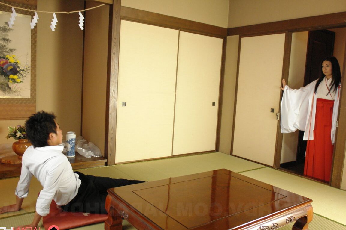20P La belle Ayano Murasaki en kimono donne une tête épique et prend une éjaculation orale