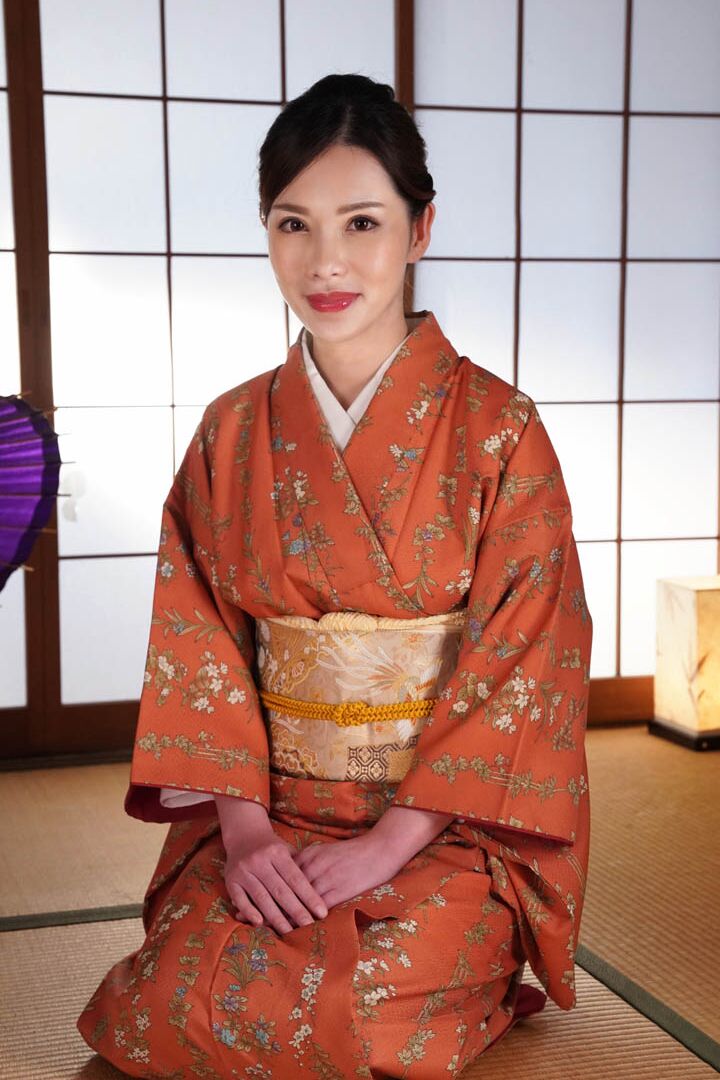 20P Nana Kamiyama, une asiatique en chaleur, enlève ses vêtements et prend une bite sur un lit