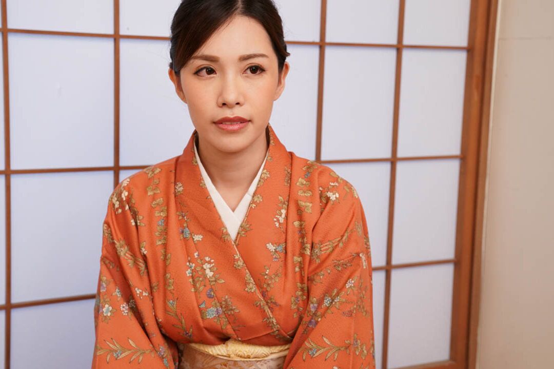 20P Nana Kamiyama, une asiatique en chaleur, enlève ses vêtements et prend une bite sur un lit