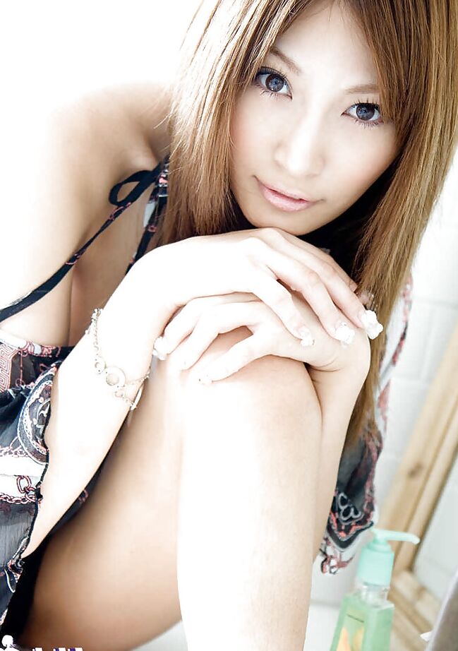 15P Die bezaubernde asiatische Hottie mit großen Brüsten Kirara Asuka posiert nackt