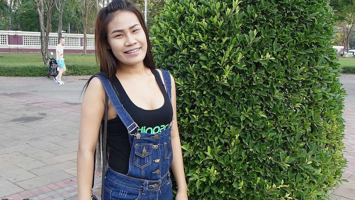 17P La dulce adolescente asiática Bee follada por su delicioso chocho afeitado