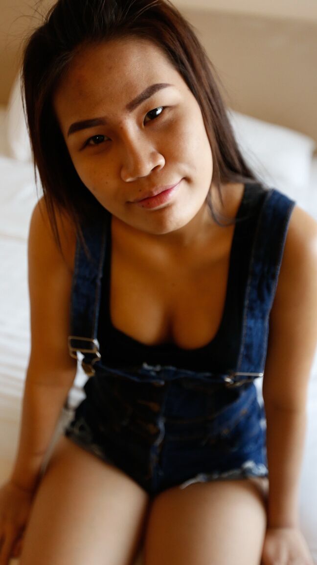 17P La dulce adolescente asiática Bee follada por su delicioso chocho afeitado