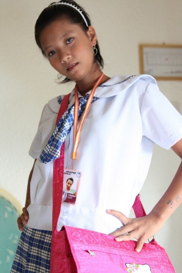 19P Petite Filipina estudante Sally em uniforme pisca calcinha upskirt