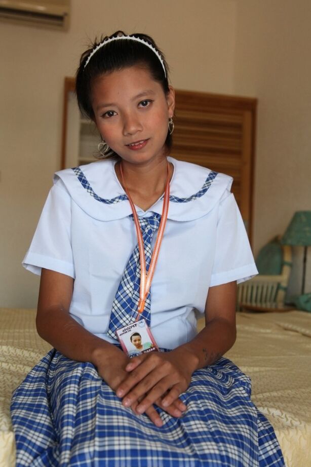 19P Petite Filipina estudante Sally em uniforme pisca calcinha upskirt