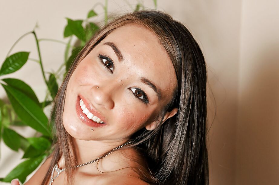 16P Happy Asian babe Arial Rose é filmada em um clipe solo amador