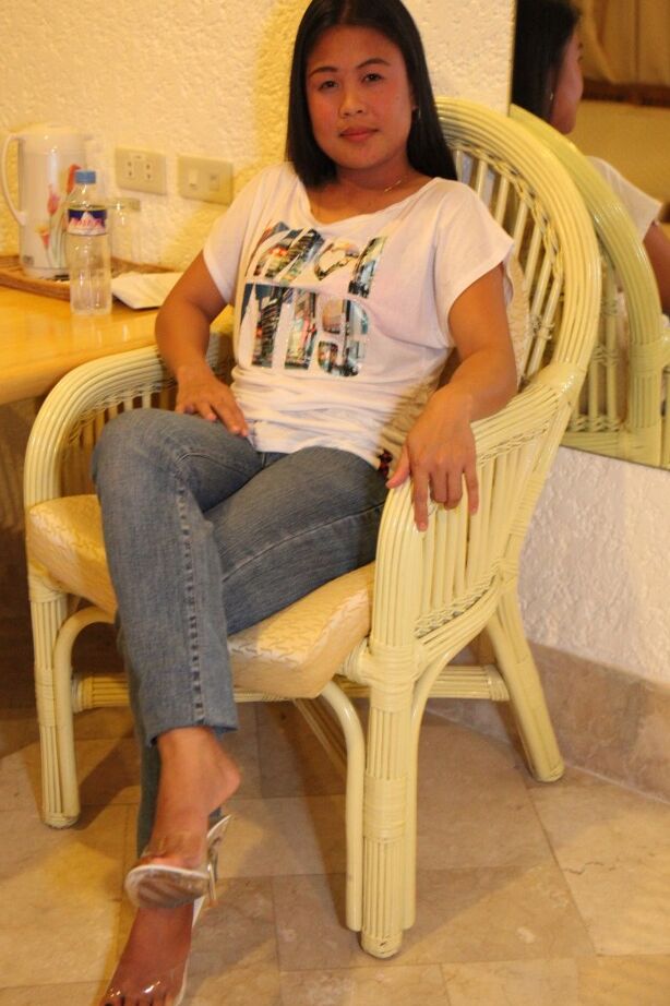 18P Linda morena asiática Anne tirando a roupa e mostrando a buceta