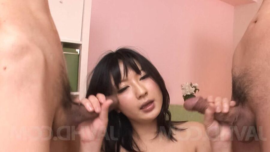 15P Megumi Haruka Asian lutscht zwei Schwänze und bekommt Sperma auf die Hooters