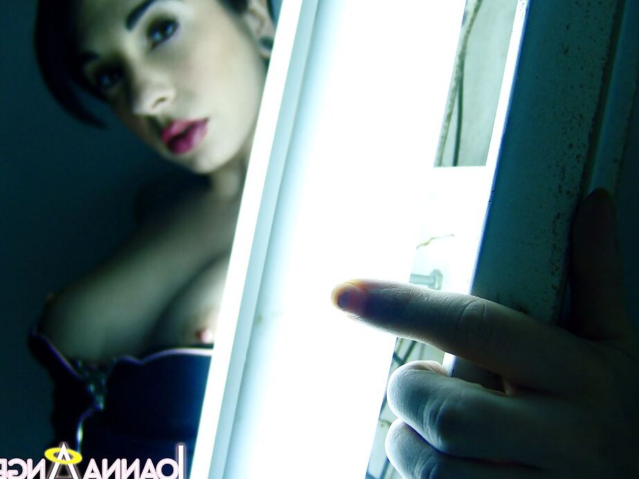 16P Primer plano amateur posando de una MILF de grandes tetas Joanna Angel