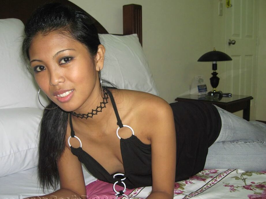 19P Pinay amadora abre as pernas para exibir sua buceta raspada depois de se despir