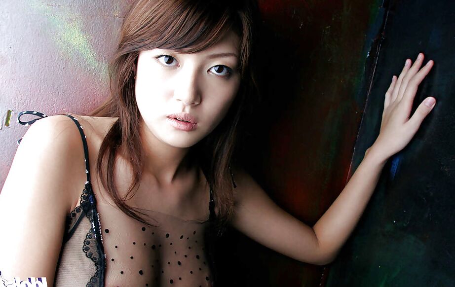 15P A fofa asiática Erika Satoh revelando seus seios com mamilos duros e regalo peludo
