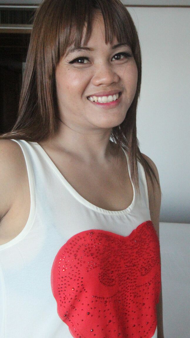 15P かわいいアジアの素人レクがベッドでハメ撮りセックスする前に茂みと大きなお尻を明らかにする