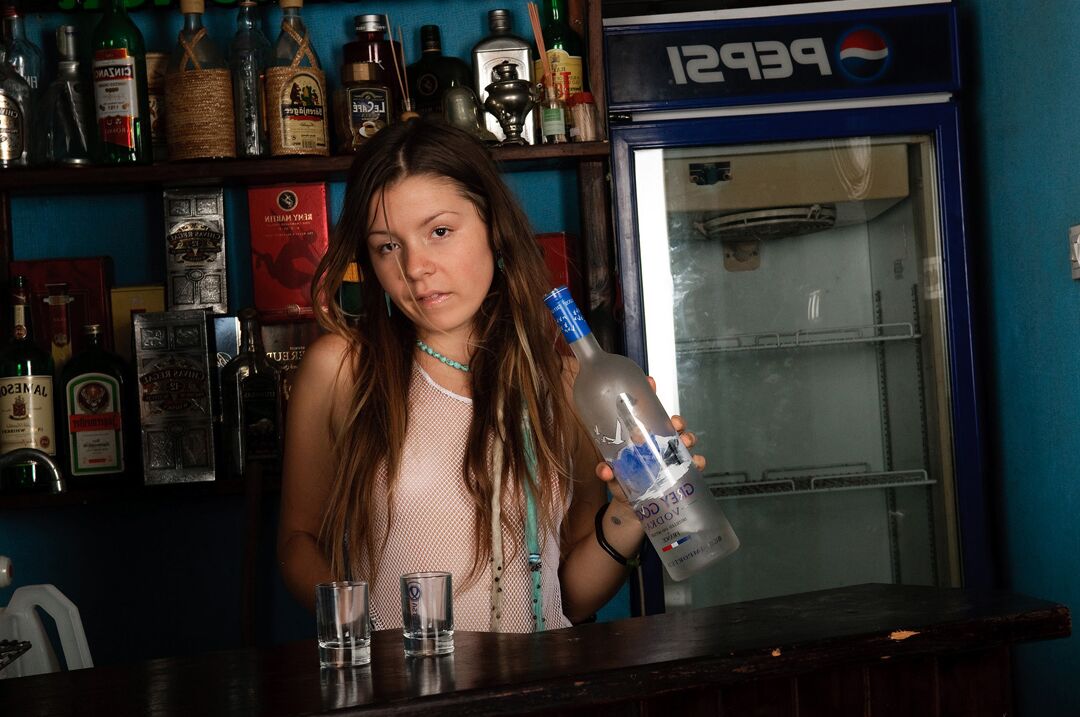 15P Chica apenas legal se desnuda totalmente después de beber alcohol en un bar