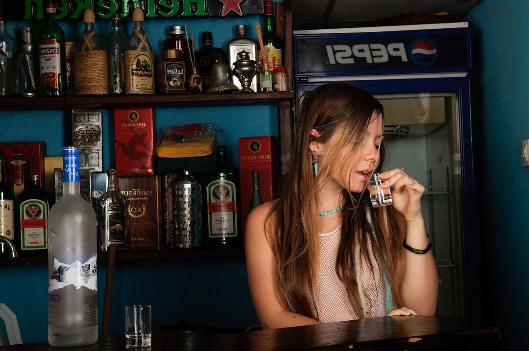 15P Chica apenas legal se desnuda totalmente después de beber alcohol en un bar