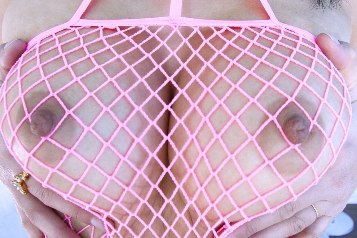 17P, une jeune asiatique aux seins naturels ludiques, Kendra Spade, montre ses friandises courbées.