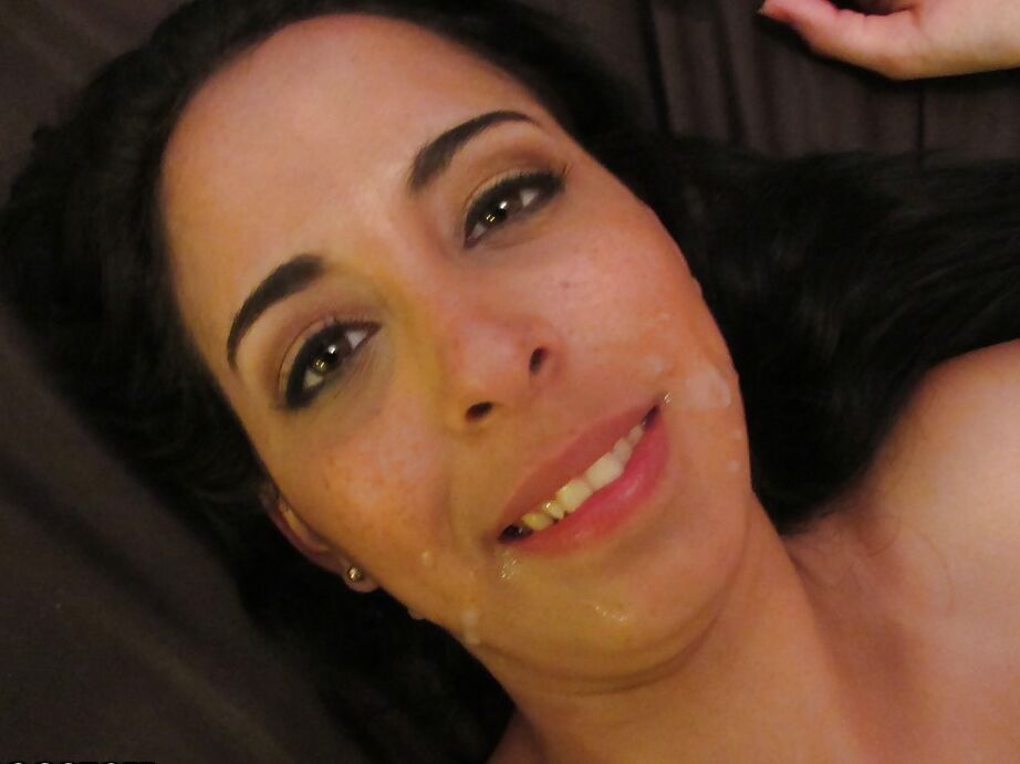 16P A beleza latina Bebe Mendes está desfrutando de esperma fresco na boca