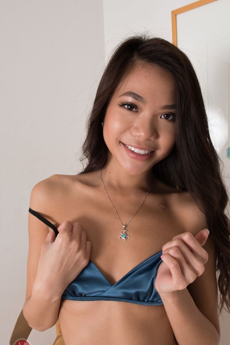 21P La délicieuse jeune asiatique Vina Sky expose ses pieds chauds et ses trous rasés de près