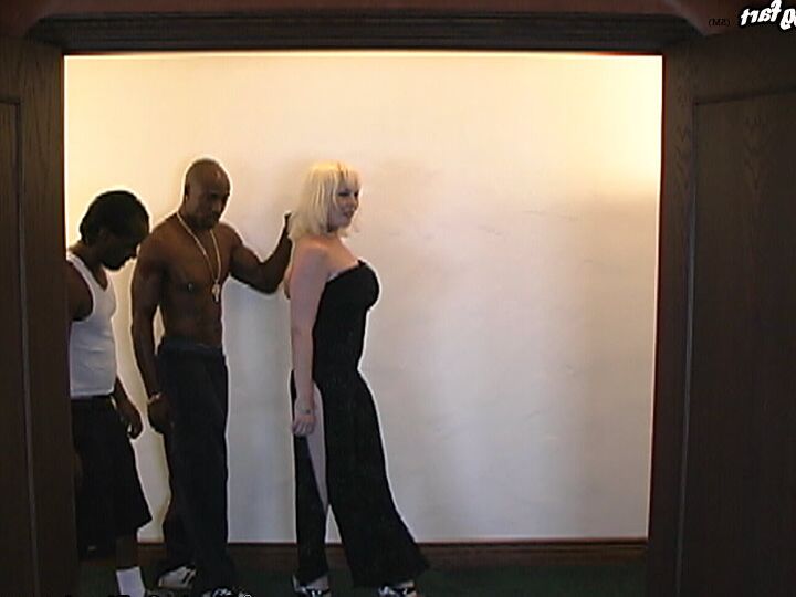 21P La MILF tetona Kat se desnuda y disfruta de dos erecciones negras y un facial