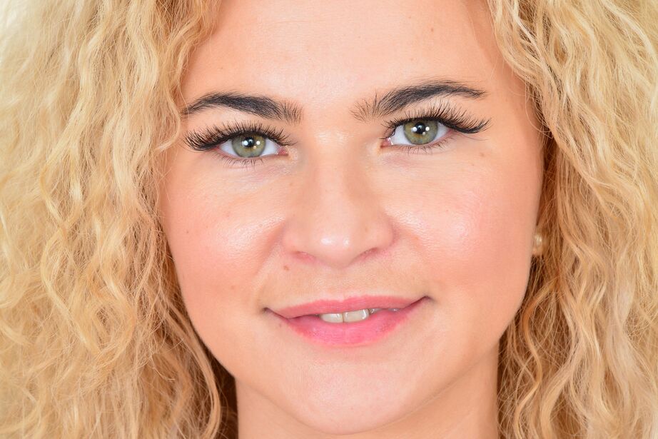 16P Loira MILF Angel Diamonds liberta seus pés descalços dos saltos altos enquanto ela se despe