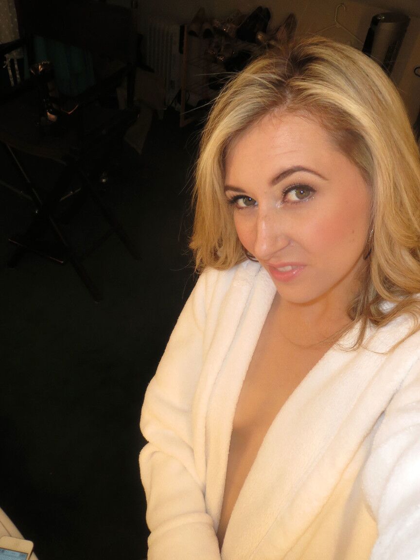 19P L'incroyable blonde Lilly Banks montre son cul et ses jolis seins en solo.