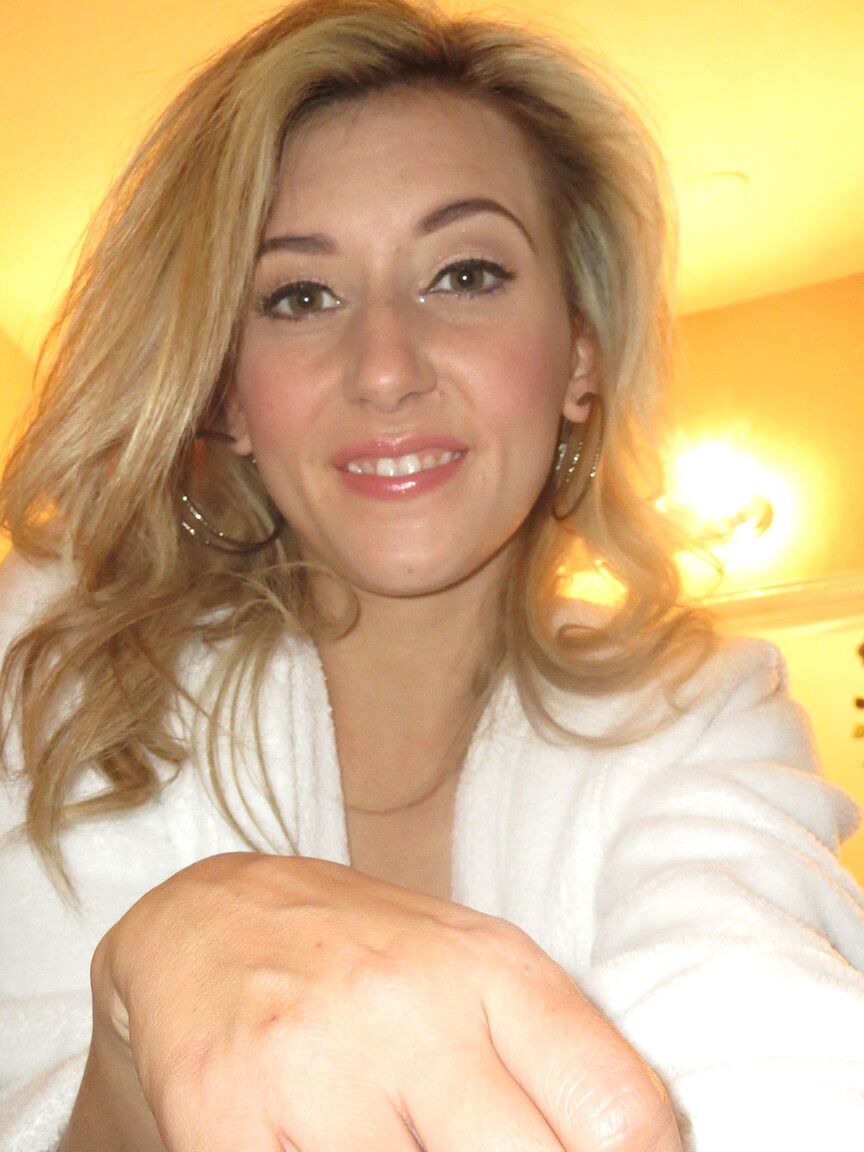 19P L'incroyable blonde Lilly Banks montre son cul et ses jolis seins en solo.
