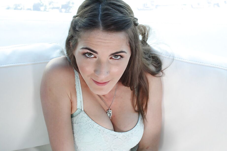 16P ¡La encantadora Molly Jane, chupadora de pollas, estira sus labios vaginales!