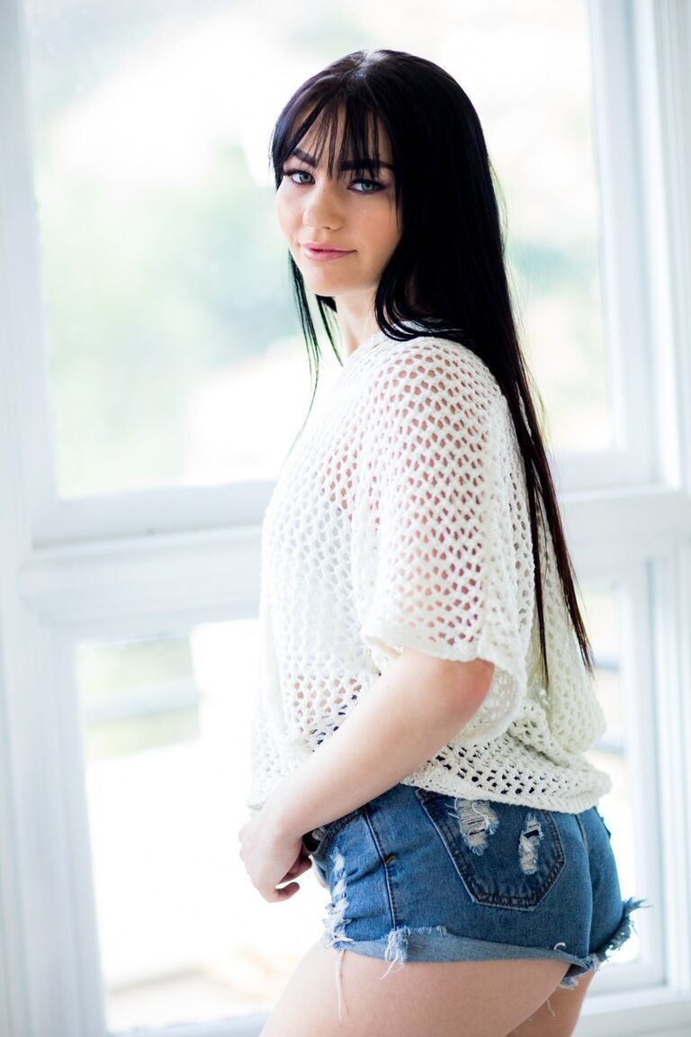 21P Das dunkelhaarige Babe Karly Baker enthüllt ihren bezaubernden Körper und reitet einen riesigen Ständer