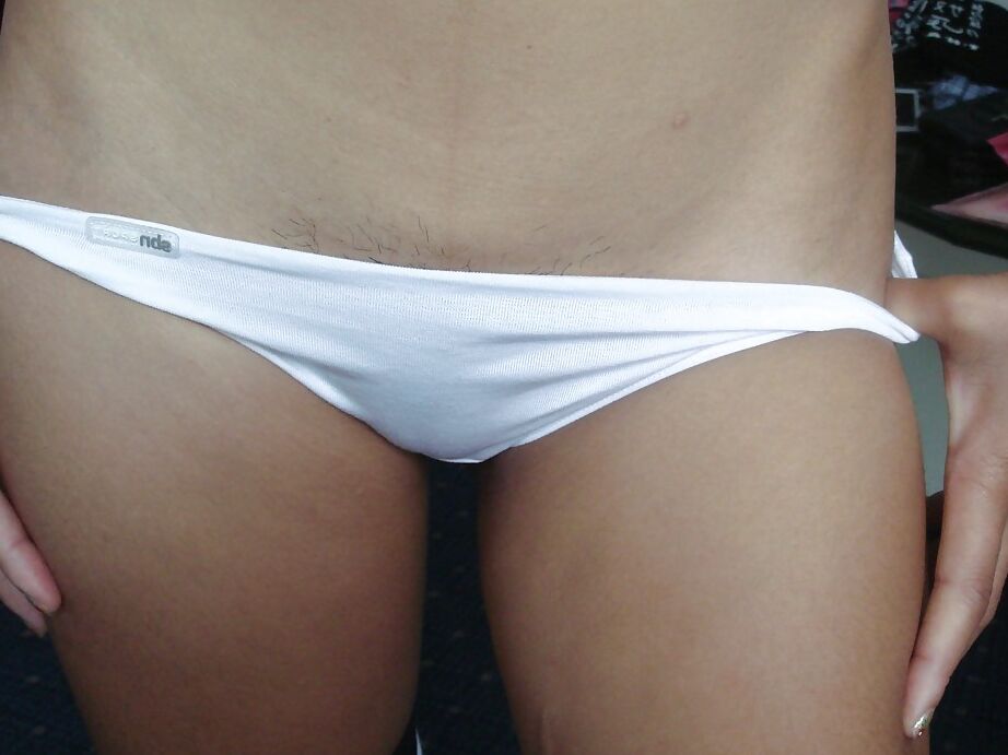 16P Joven asiática exponiendo sus pequeñas tetas y su jugoso coño recortado
