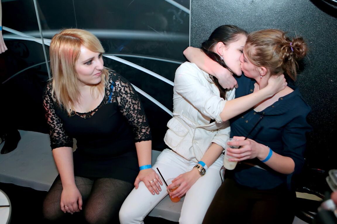 Les filles du 15P Club ont des relations sexuelles lesbiennes et hétérosexuelles avec des strip-teaseurs masculins