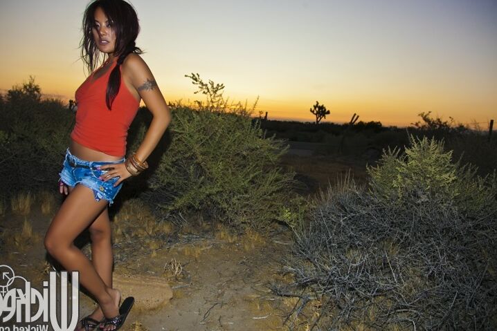 12P Das verführerische asiatische Babe Kaylani Lei entblößt ihre kleinen Kurven im Freien