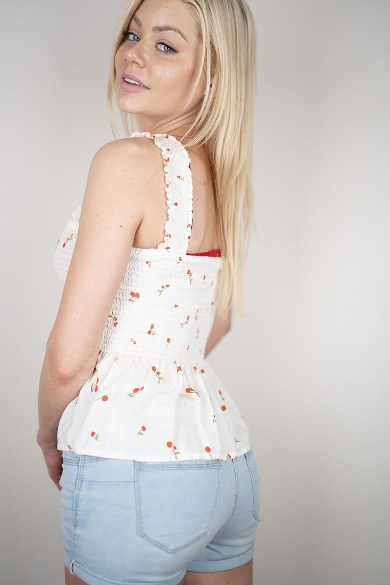 21P La sexy rubia Riley Steele posando con su top blanco y pantalones cortos de mezclilla