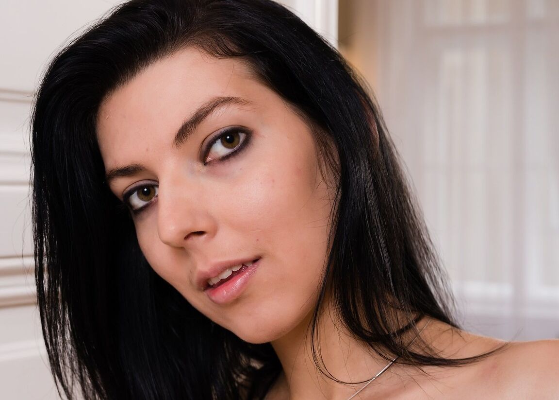 12P La morena amateur Bessie estira su coño después de que le agarren el culo desnudo