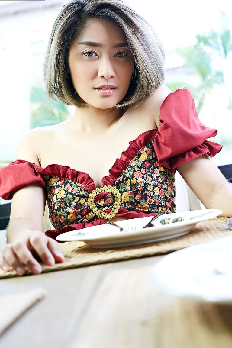 16P Asian solo girl Apple rubs her bush on a table after going topless