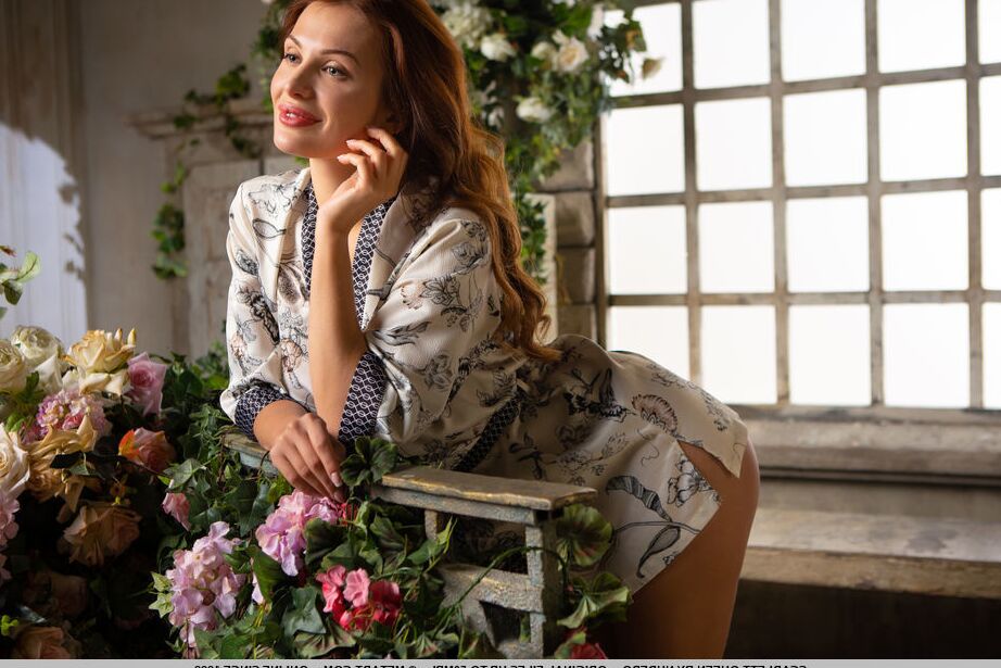 18P Scarlett Queen enlève de manière fascinante sa robe de soie et expose sa raide