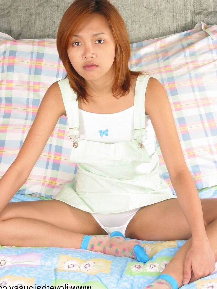 16P Jovem asiática abre sua vagina adolescente e brinca com peitinhos