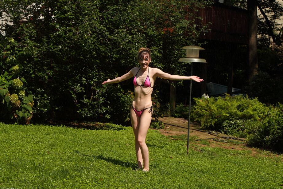 Die 16-jährige Teenie-Amateurin Michelle Anthony streckt ihre rosa Muschi auf einem Handtuch im Garten aus