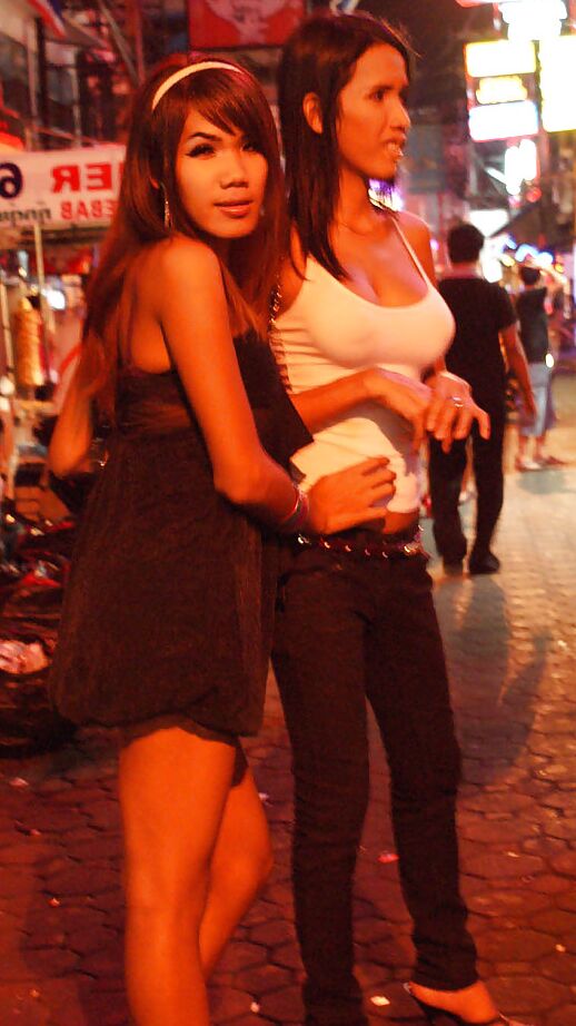 16P Big tit travesti tailandesa Candids saindo para a cidade e posando em vestidos